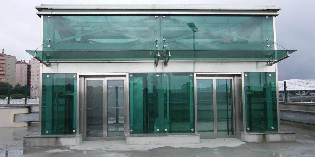 مصعد خارجي مركّب على مبنى تجاري في الإمارات