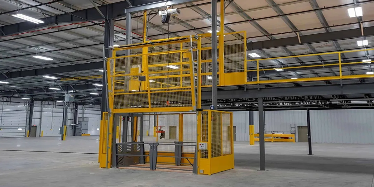 مصعد صناعي ينقل البضائع داخل مصنع