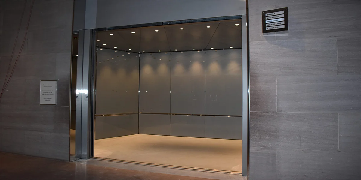 مصعد حمولة ينقل البضائع داخل مصنع