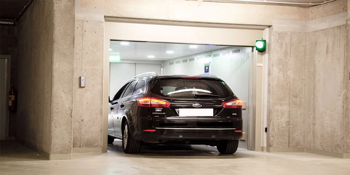 مصعد سيارات بصالة عرض في دبي بأبواب أوتوماتيكية عريضة وواجهة إشارات مرور
