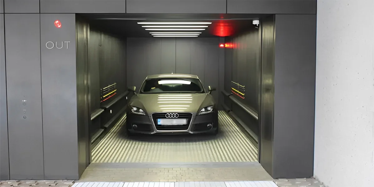 مصعد سيارات للفلل يربط القبو بالبوديوم مع تشطيبات مقاومة للطقس في الإمارات