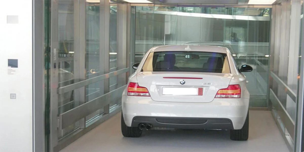 تركيب مصعد سيارات صناعي بمنصة معززة وحساسات أمان في الإمارات