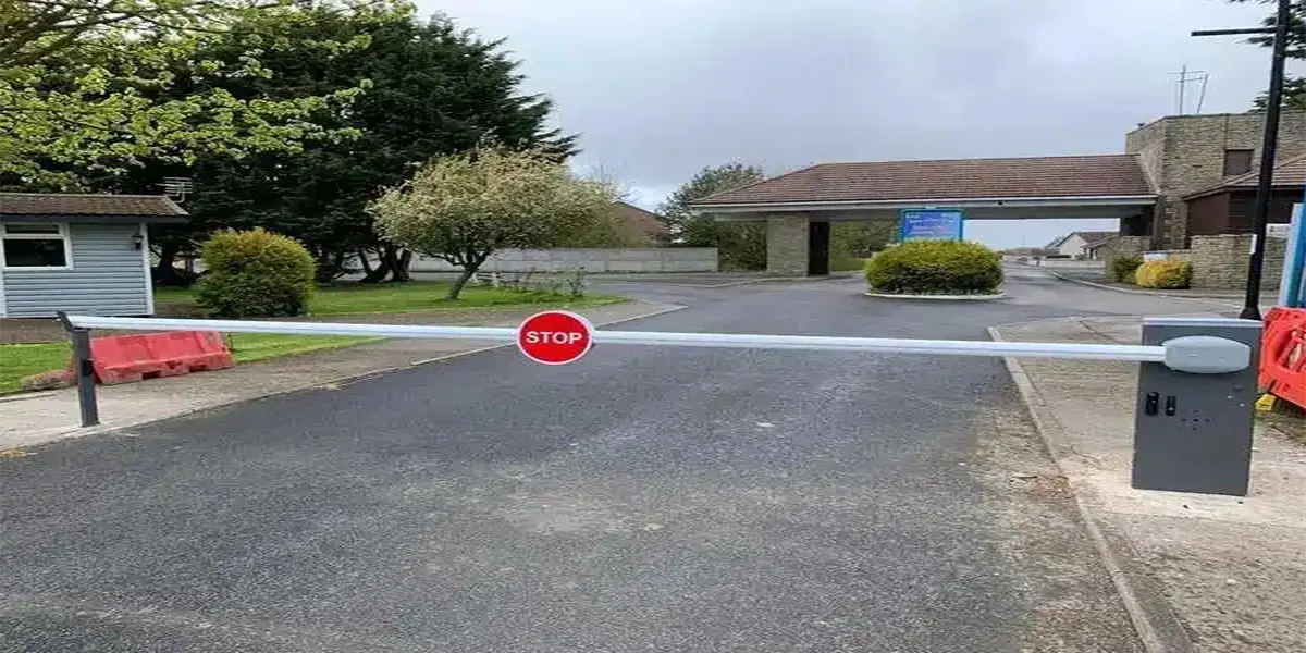 حاجز مواقف في موقع صناعي مع منارة وصفّارة