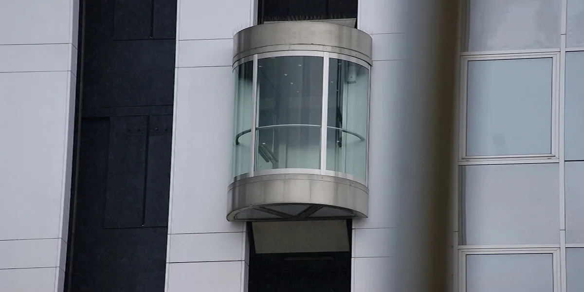 مصعد زجاجي بانورامي داخل أتريوم في الإمارات