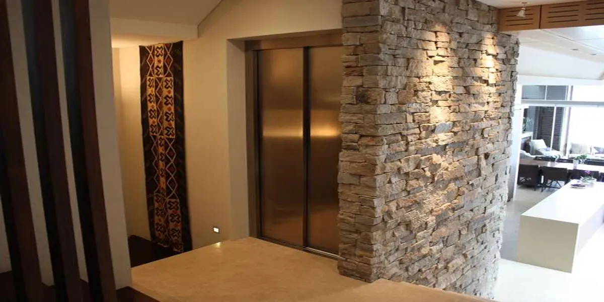 مصعد منزلي بمقصورة زجاجية لفيلا حديثة في الإمارات