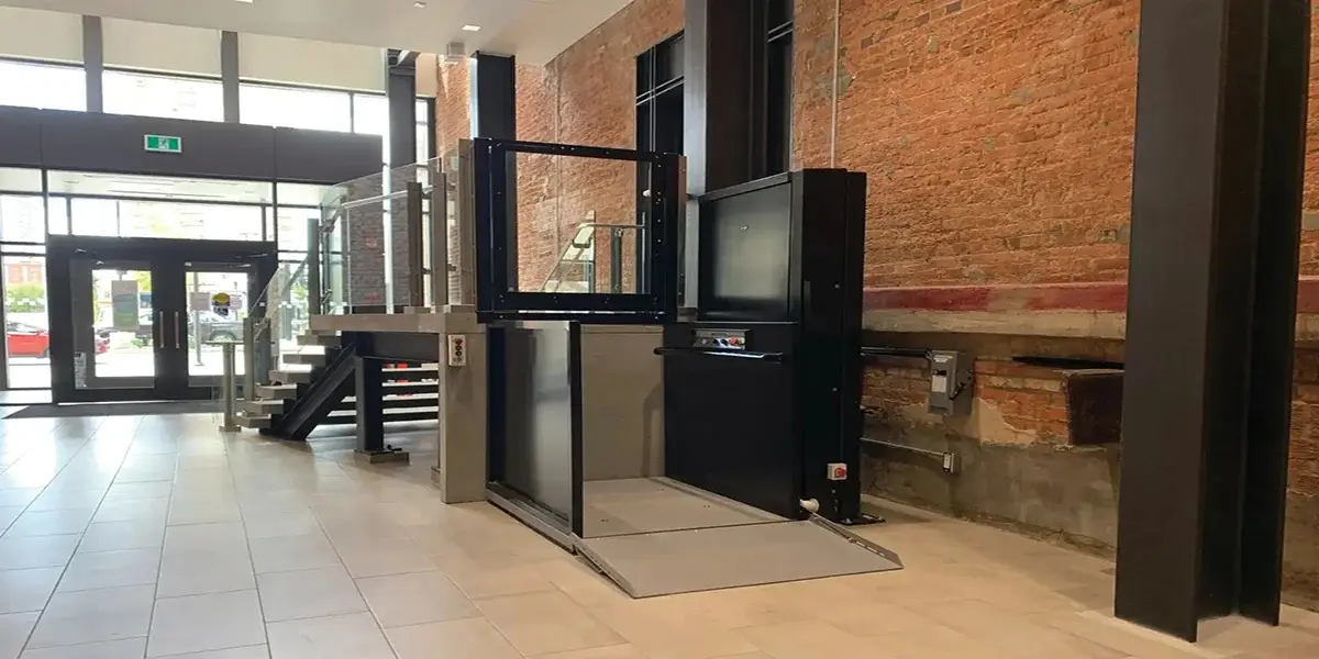 لوحة تحكم مصعد منصة مع برايل وإرشادات صوتية