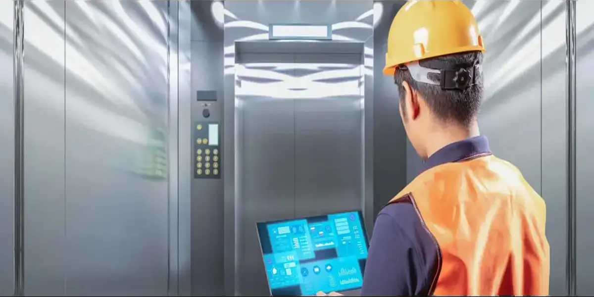 فريق صيانة يتعامل مع فحص المكونات