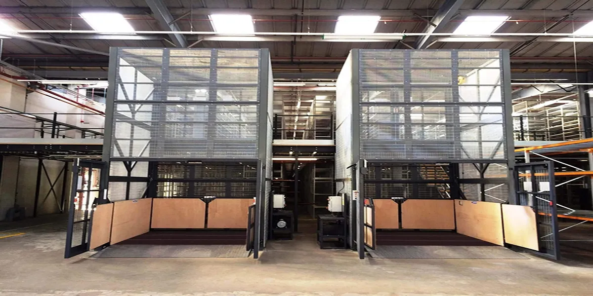 منصّة مصعد صناعي لمستودع