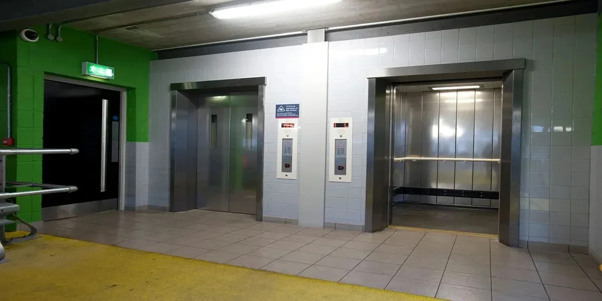 منصّة مصعد حمولة لمستودع