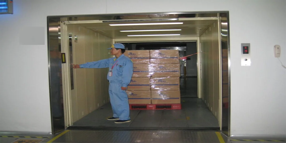 مصعد حمولة يربط طوابق متعددة