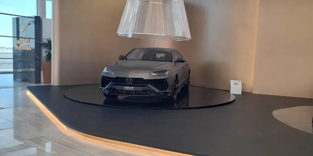 منصّة تدوير غاطسة بمحاذاة الأرض في قبو فيلا بالإمارات