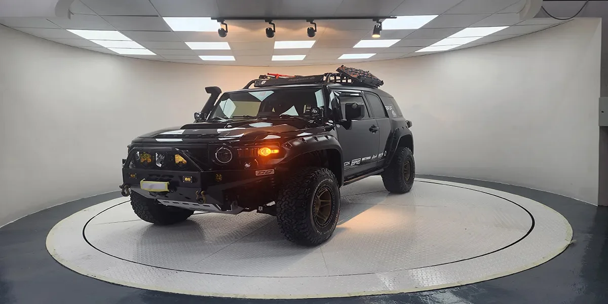 منصّة تدوير خارجية على مدخل فيلا بالإمارات