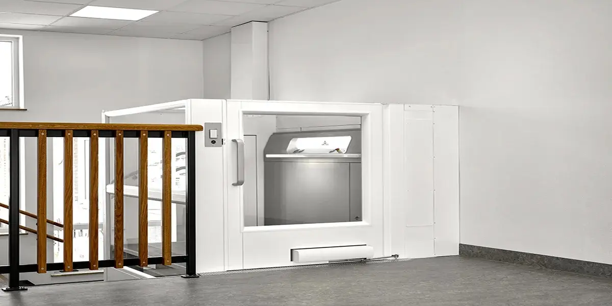 مصعد منصة لإتاحة الوصول في المدارس داخل الإمارات