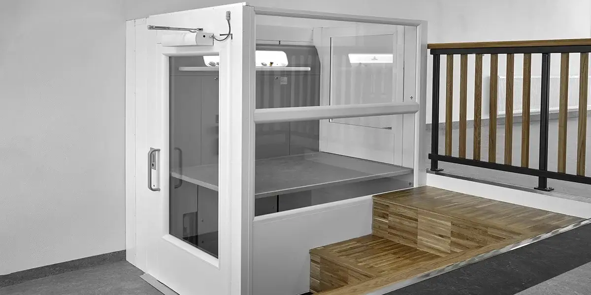 مصعد منصة مغلق بأبواب أوتوماتيكية