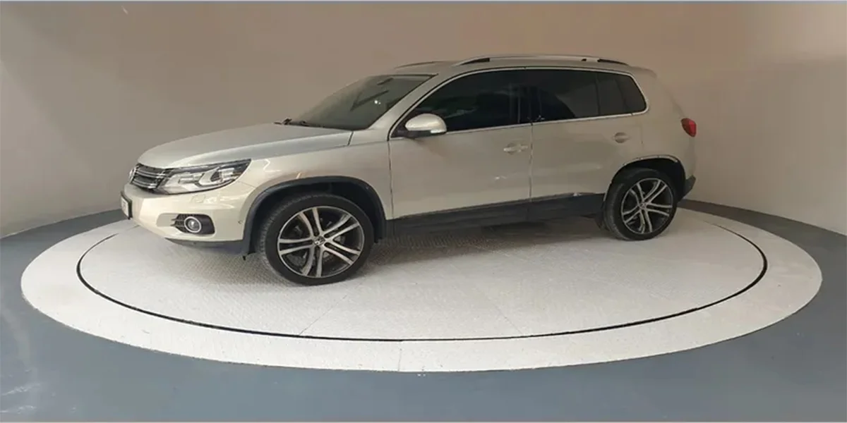 منصّة تدوير للعرض في صالة عرض مع إضاءة